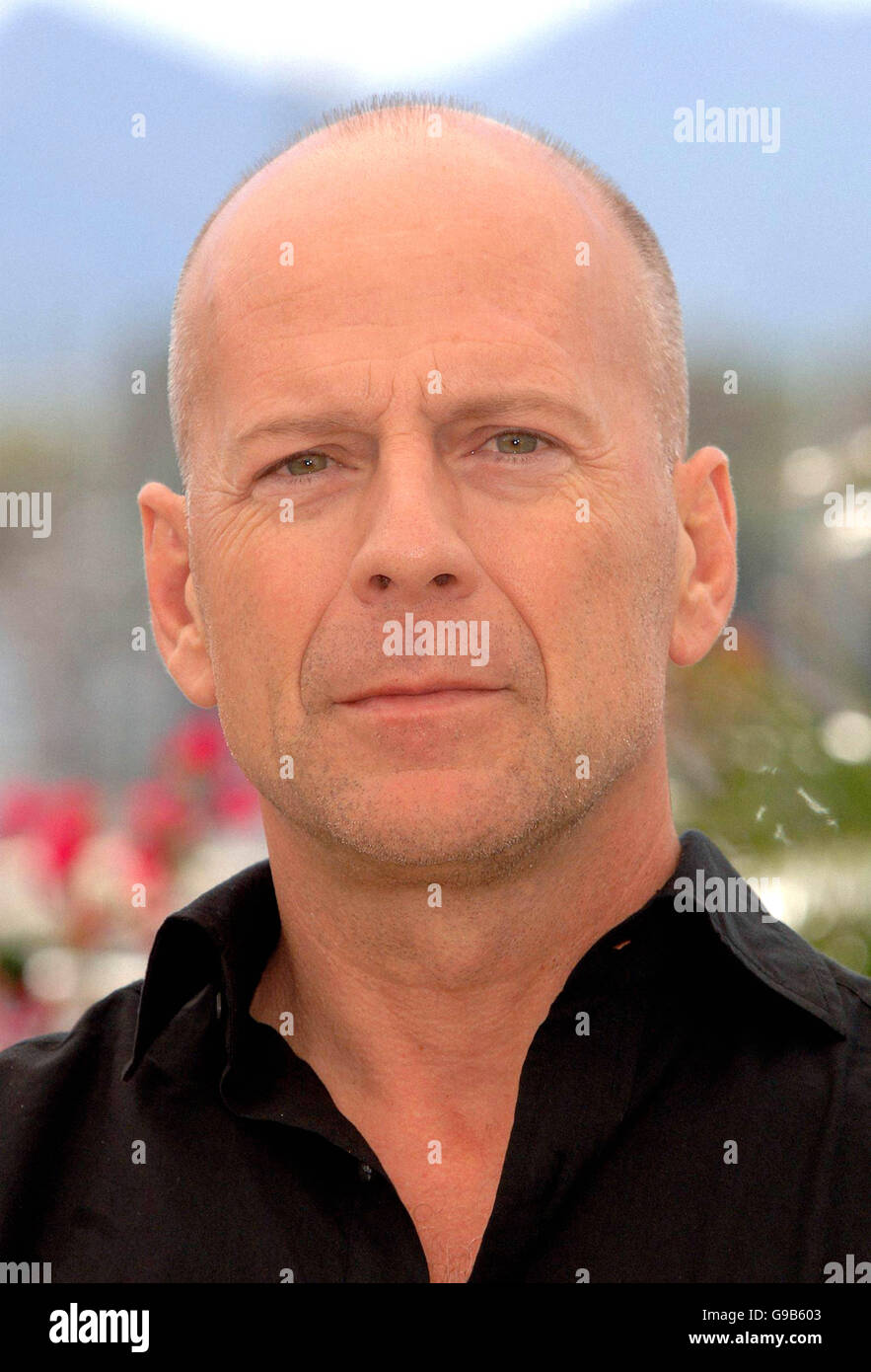 AP-AUSGANG. Bruce Willis, der die Stimme von RJ the Racoon liefert, wird bei einem Anruf für seinen neuen Film Over the Hedge, einem neuen Animationsfilm von Dreamworks, gesehen. Er wurde am Sonntag, den 21. Mai 2006, auf der Terrasse des palais de Festival in Cannes, Frankreich, gesehen. Stockfoto