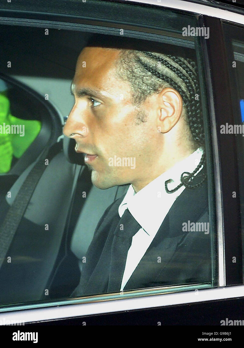 Rio Ferdinand kommt zur WM-Party in Hertfordshire, wo der englische Kapitän David Beckham und seine Frau Victoria ihren Sitz haben. Rund 300 Menschen versammelten sich heute Abend, um den Stargästen zuzusehen, wie sie eintrafen. Stockfoto