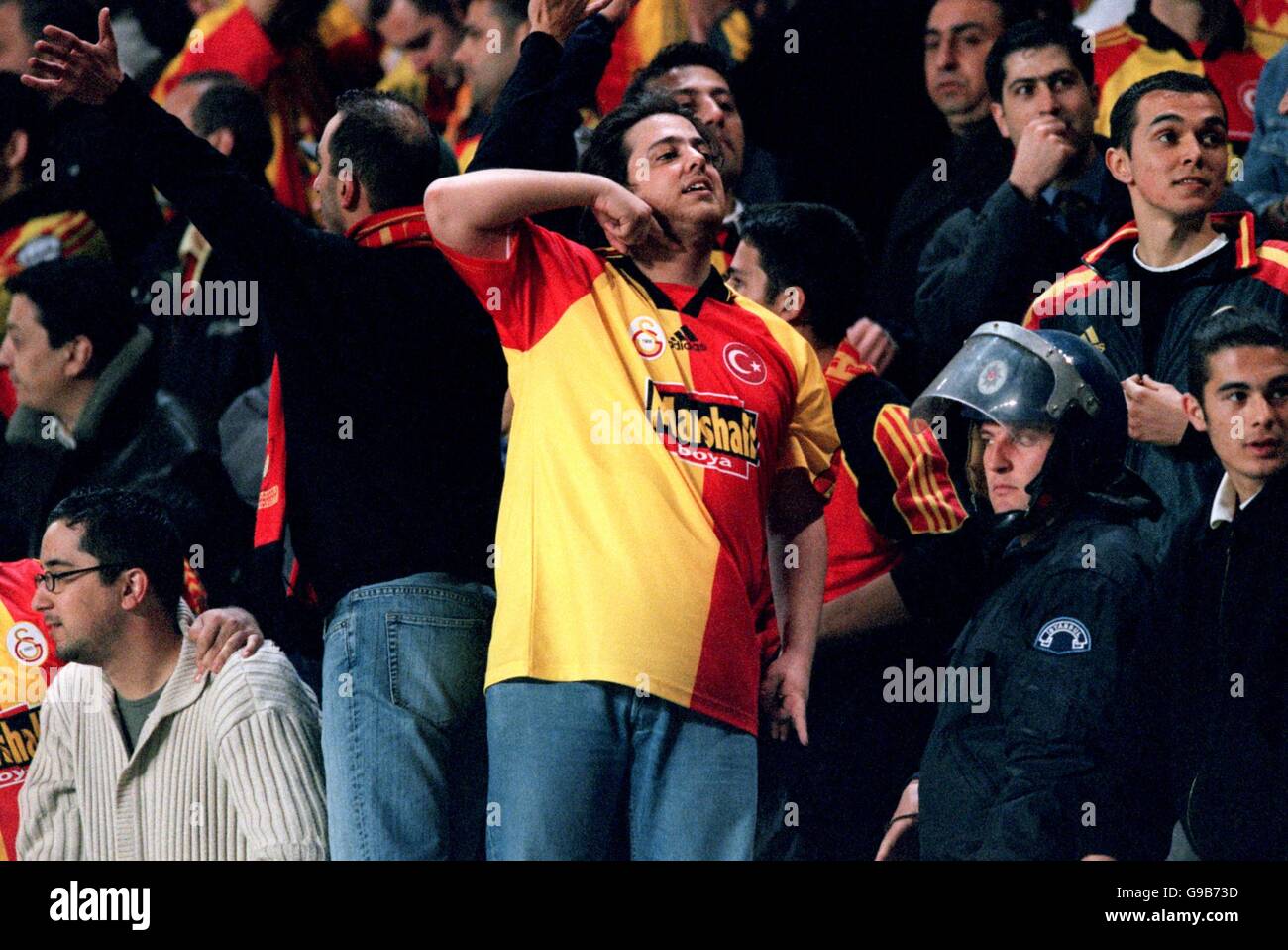 Fußball - UEFA-Cup - Halbfinale Hinspiel - Galatasaray gegen Leeds United  Stockfotografie - Alamy