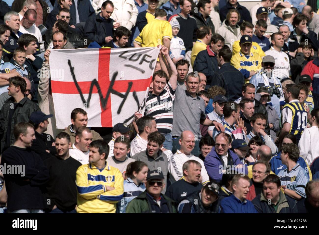 Fußball - FA Carling Premiership - Aston Villa / Leeds United. Die Fans von Leeds United halten während des Schweigens des Protokolls, das zum Gedenken an die in der Türkei verstorbenen Fans gehalten wird, einen Wimpel hoch Stockfoto