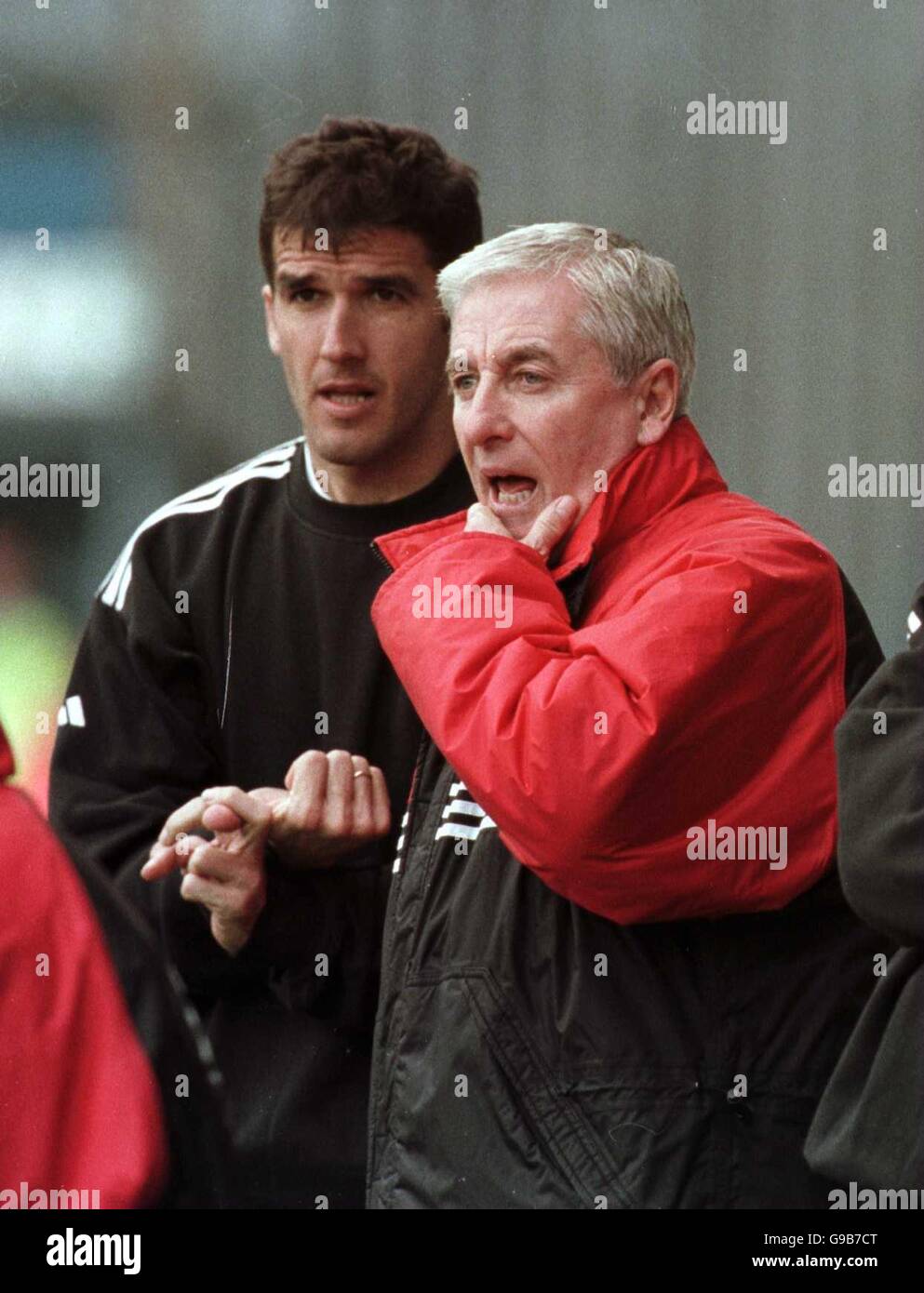 Fulhams Management-Team Karl-Heinz Riedle und Roy Evans (Assistent) warten gespannt auf den Equalizer Stockfoto