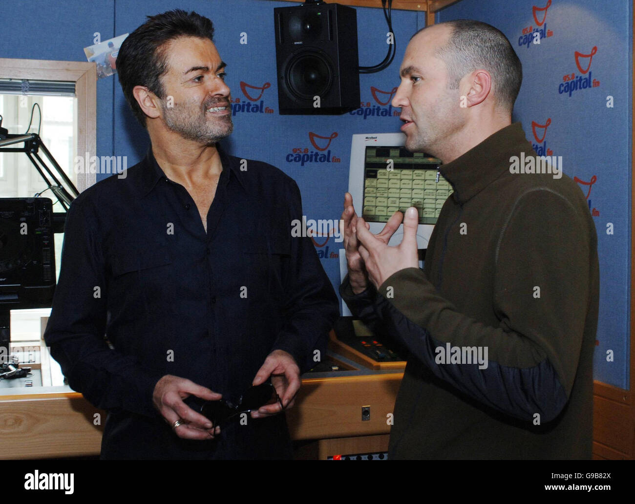 Capital Radio-Moderator Johnny Vaughan (rechts) mit George Michael nach ihrem Interview auf Vaughans Frühstück Show. Stockfoto