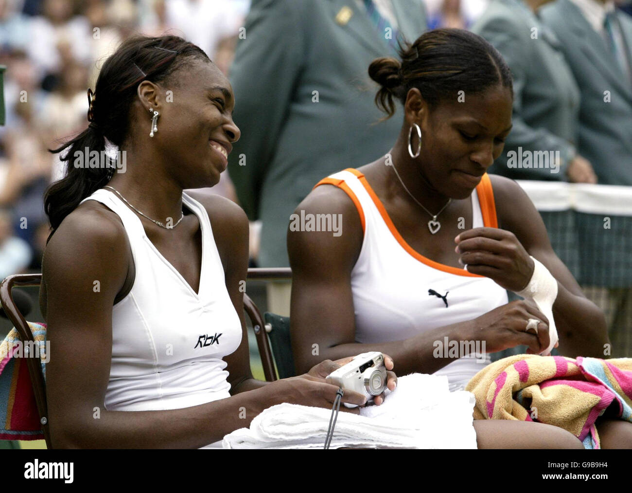 WIMBLEDON Williams. BIBLIOTHEKSFILER vom 05/07/2003 der US-amerikanischen Serena (rechts) und Venus Williams. Stockfoto