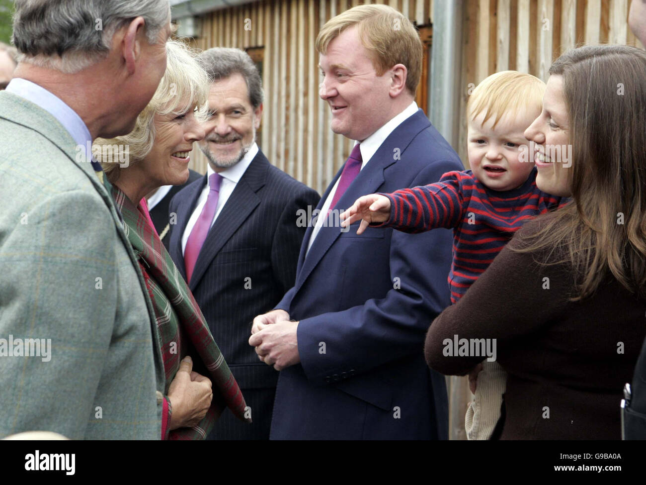 Der Herzog und die Herzogin von Rothesay treffen Sarah Kennedy und Sohn Donald zusammen mit Charles Kennedy MP (zweite links), während sie die Resipole Studios und die Sunart Oakwoods Initiative in Acharacle in Argyll besuchen. Stockfoto