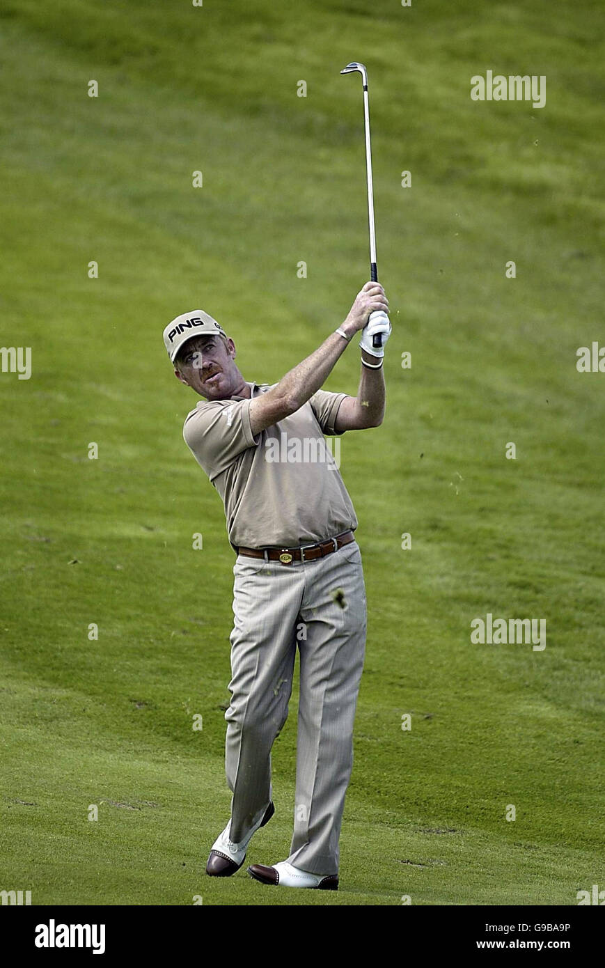 Der Spanier Miguel Angel Jimenez beobachtet seinen zweiten Schuss auf das 7. Green während der Celtic Manor Wales Open im Celtic Manor Resort in der Nähe von Newport. Stockfoto