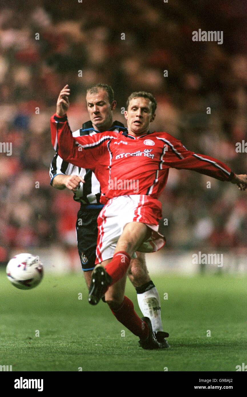 Fußball - FA Carling Premiership - Middlesbrough / Newcastle United. Steve Vickers von Middlesbrough löst sich von Alan Shearer aus Newcastle. Stockfoto