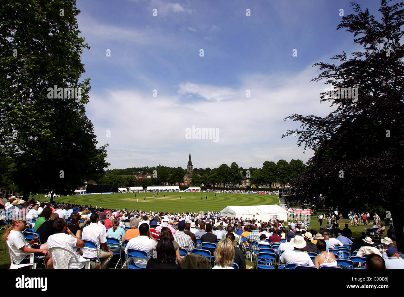 Cricket - Cheltenham und Gloucester Trophy - Surrey / Hampshire - Whitgift School. Eine vollgepackte Menge an der Whitgift School für Surrey gegen Hampshire Stockfoto