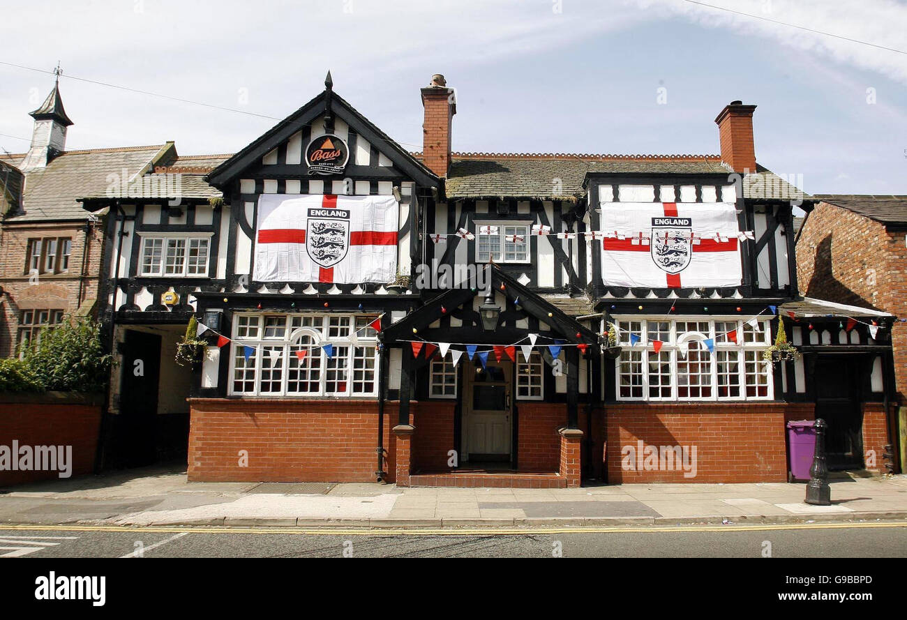 Brown Cow Pub in Gateacre, Liverpool, hängt England Fahnen draußen vor der Weltmeisterschaft, die am Freitag in Deutschland startet. Stockfoto