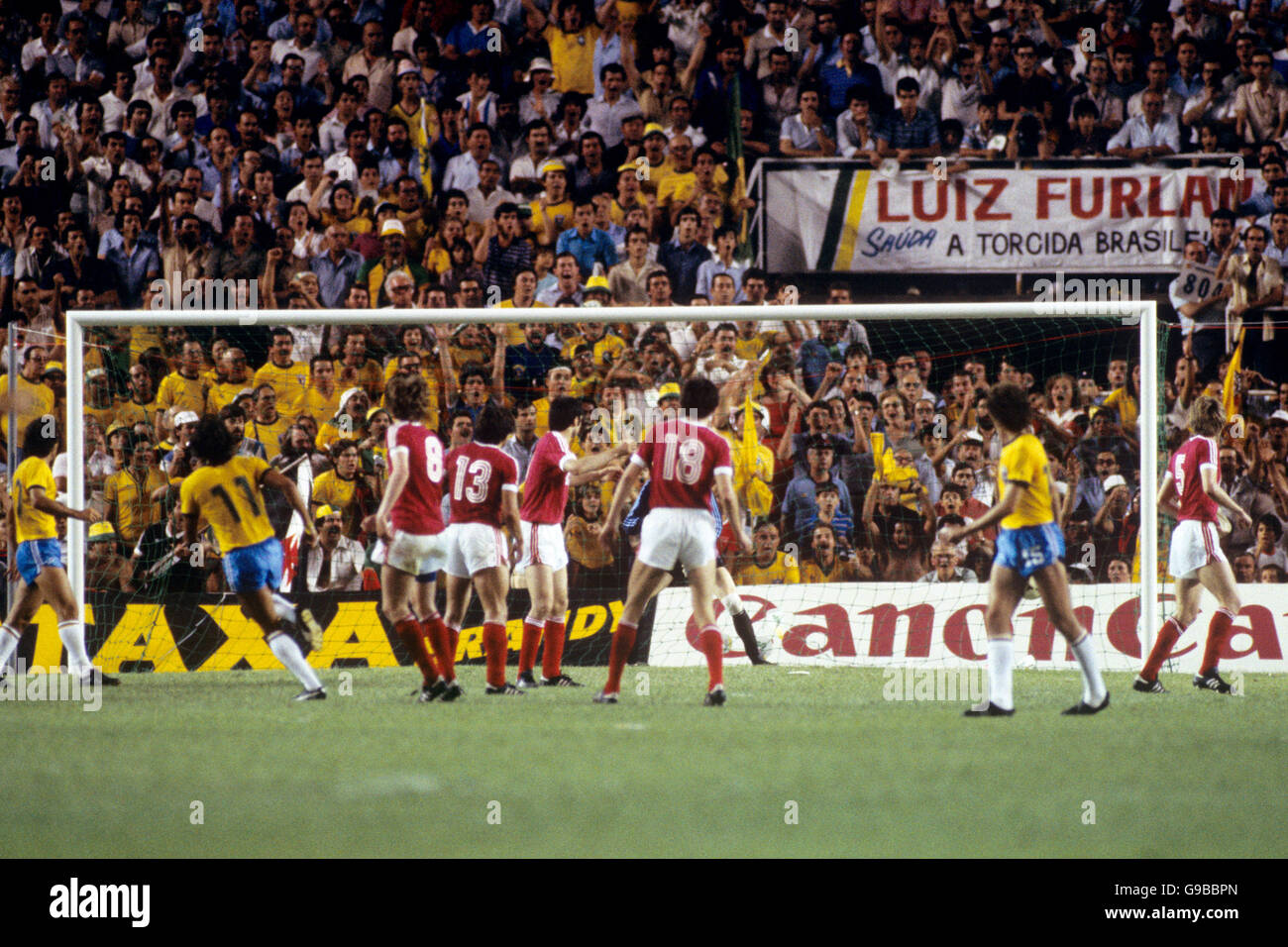Fußball - Weltmeisterschaft Spanien 1982 - Gruppe sechs - Brasilien gegen UdSSR - Sanchez Pizjuan Stadium, Sevilla. Der Brasilianer Eder (11) erzielt das Siegertor Stockfoto