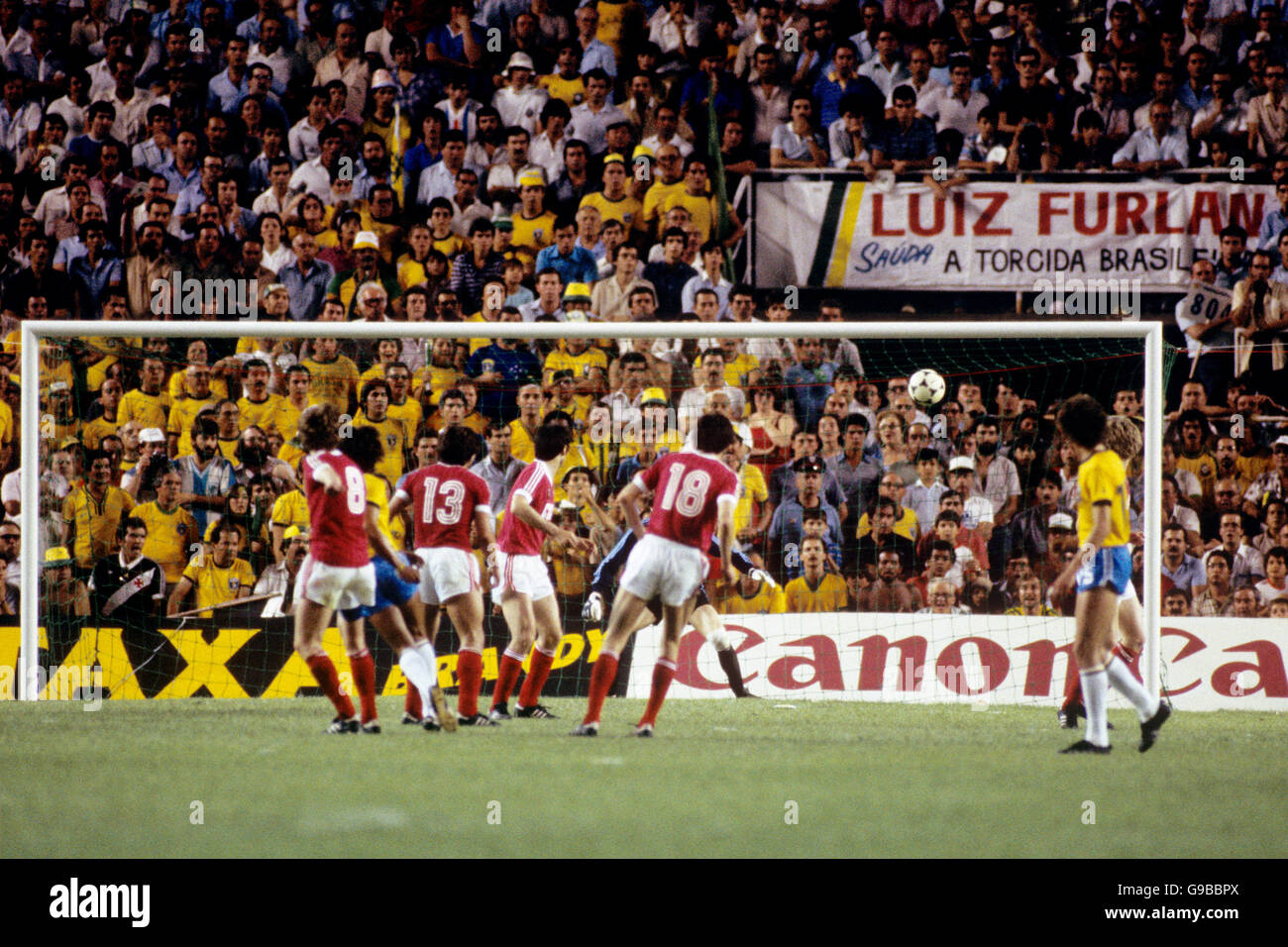 Fußball - Weltmeisterschaft Spanien 1982 - Gruppe sechs - Brasilien gegen UdSSR - Sanchez Pizjuan Stadium, Sevilla. Der Brasilianer Eder (11) erzielt das Siegertor Stockfoto