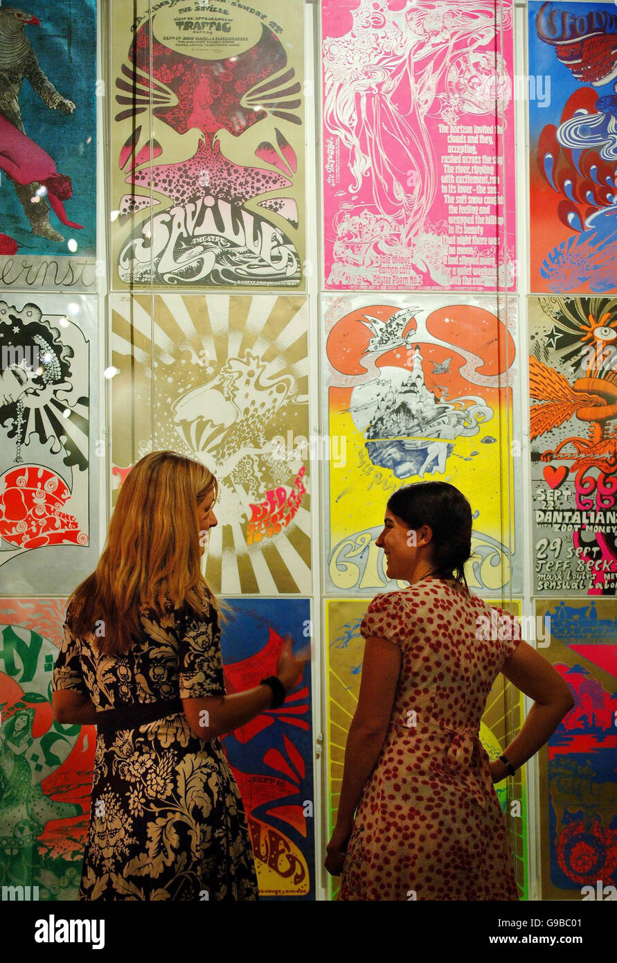 Besucher diskutieren die grafischen Plakate verschiedener Künstler aus den späten 60er Jahren im Rahmen einer Sixties Graphics Ausstellung, die am 7. Juni im Victoria & Albert Museum in London eröffnet wird. Stockfoto