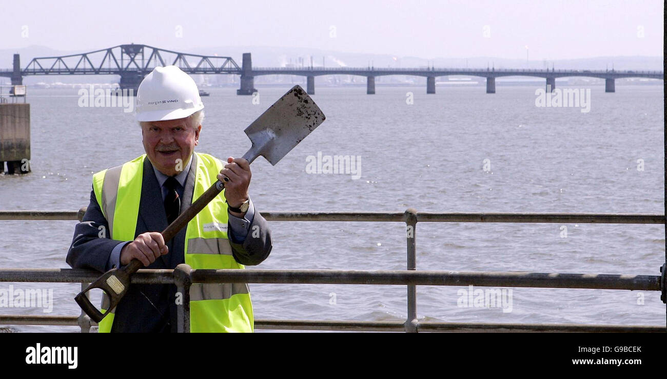 Lord Elgin steht mit dem Spaten, den er 1933 beim "ersten Graben" der Kincardine-Brücke verwendete (als er als Lord Bruce bekannt war) und überblickt den Ort, an dem neue Arbeiten auf einer zweiten Straßenbrücke über den Firth of Forth bei Kincardine begonnen haben. Stockfoto