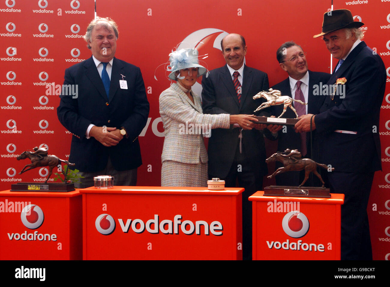 John Magnier bekommt eine Trophäe als Besitzer Des Siegerpferdes Alexandrova in den Vodafone Oaks Stockfoto