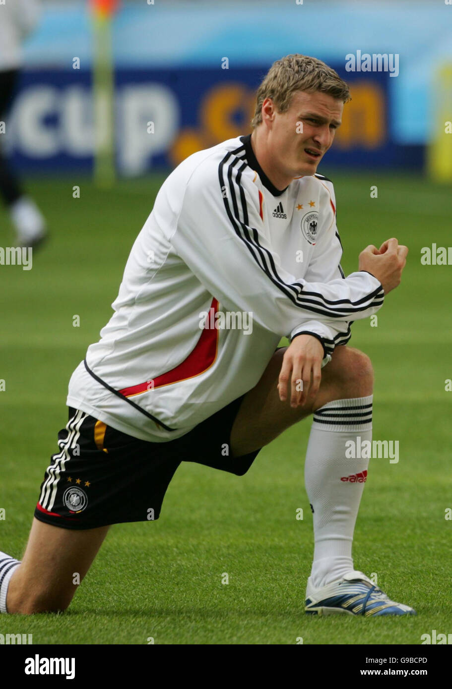 Deutschlands Robert Huth bei einem Training im FIFA World Cup Stadium, München. Stockfoto