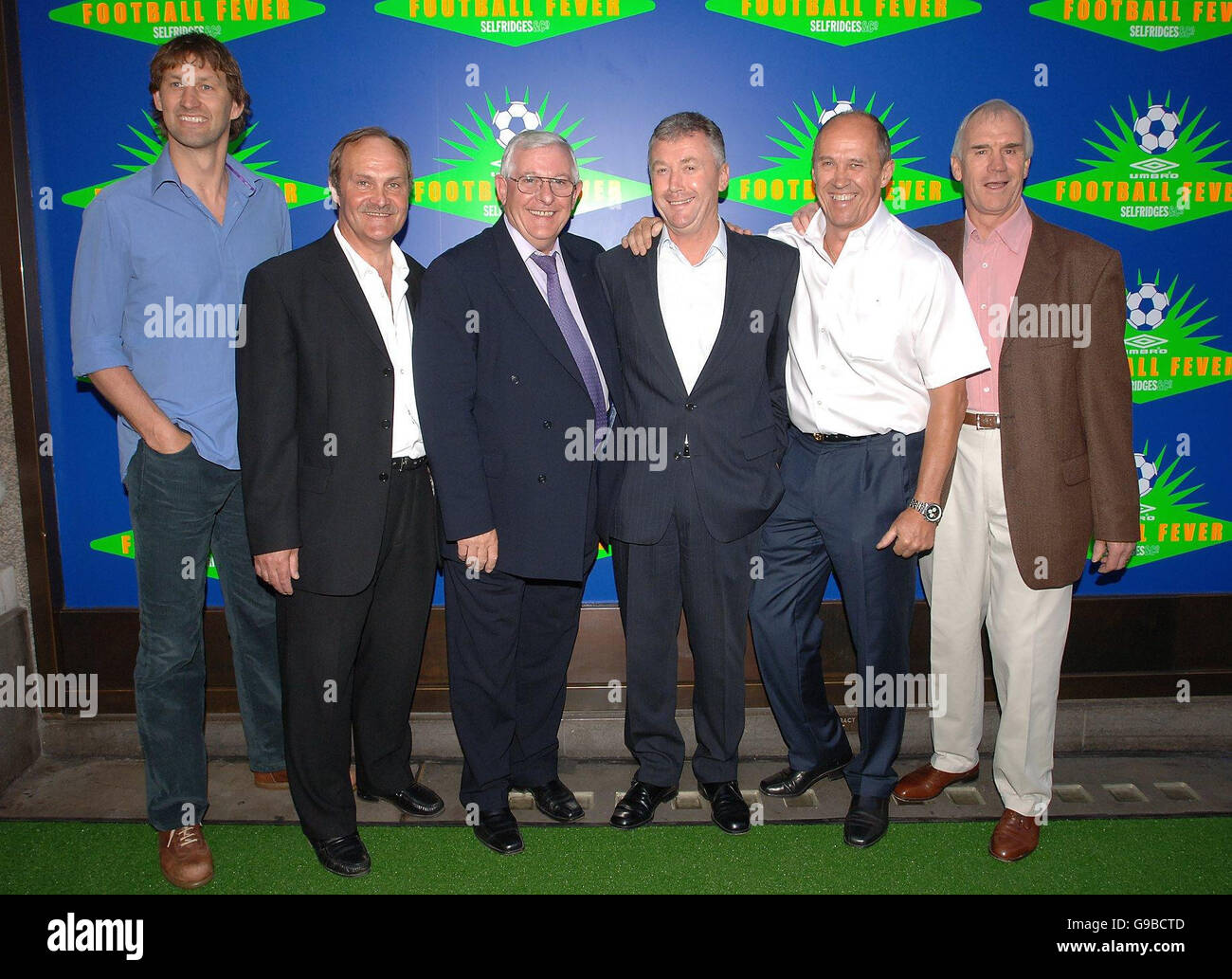 Ehemalige England Kapitäne (von links nach rechts) Tony Adams, Mick Mills, Alan Mullery, Trevor Cherry, Phil Neal und Dave Watson bei der Eröffnung des Umbro Football Fever in Selfridges in London. Stockfoto