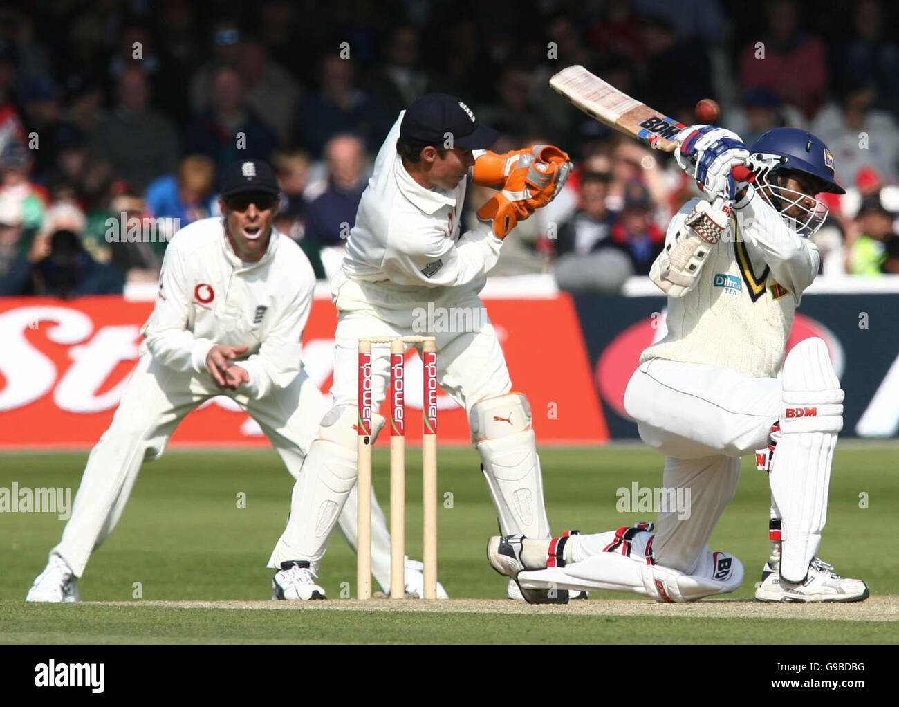 Upul Tharanga (R) aus Sri Lanka spielt am dritten Tag des ersten npower-Test-Spiels auf Lord's Cricket Ground in London einen Schuss vor Englands Monty Panesar. Stockfoto