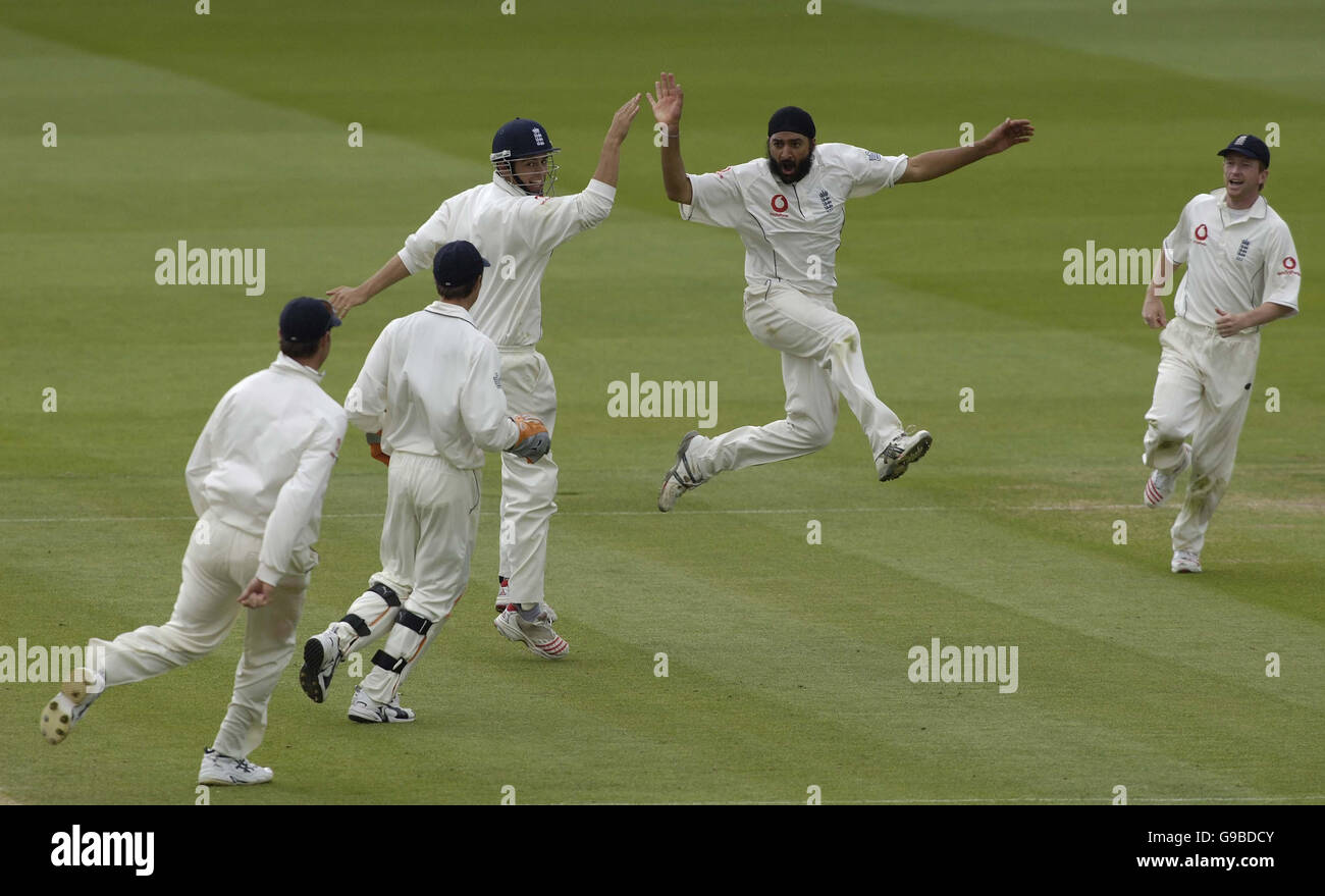 Der englische Monty Panesar (zweite rechts) feiert sein zweites Wicket gegen Sri Lanka am dritten Tag des ersten npower-Test-Spiels auf Lord's Cricket Ground, London. Stockfoto