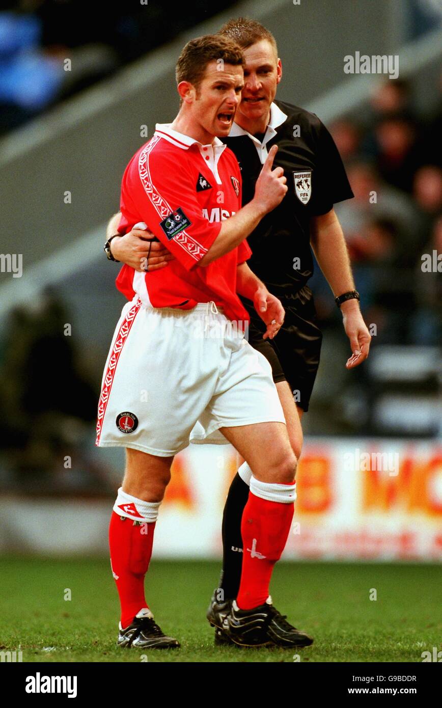 Fußball - AXA FA Cup - Viertelfinale - Bolton Wanderers gegen Charlton Athletic. Schiedsrichter Graham Poll (r) hat ein Wort mit Mark Kinsella von Charlton Athletic (l) Stockfoto