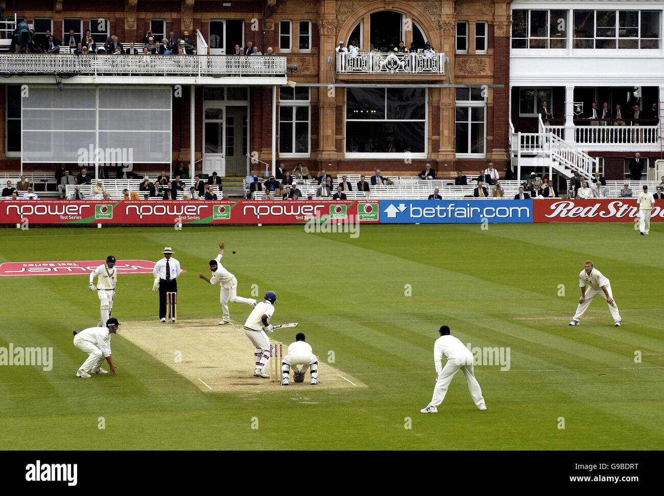 CRICKET England. Der englische Monty Panesar ist am vierten Tag des ersten npower-Test-Spiels auf Lord's Cricket Ground in London gegen Sri Lanka im Einsatz. Stockfoto