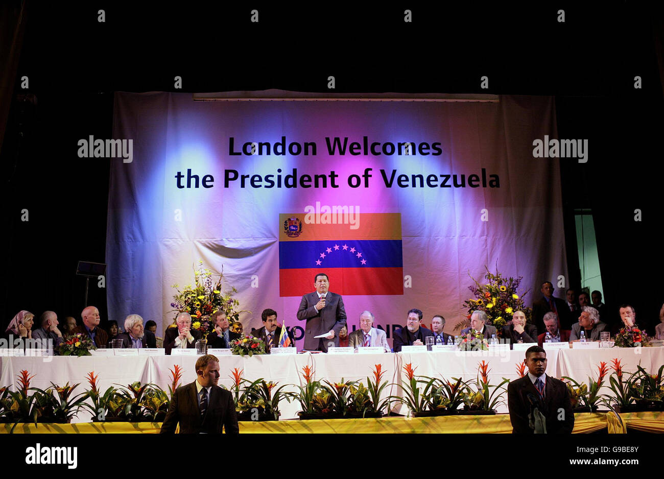 Präsident von Venezuela Hugo Chavez befasst sich mit Massen von Fans bei der Camden Centre in London nach der Begrüßung durch Bürgermeister Ken Livingstone.London WC1 nach London. Stockfoto
