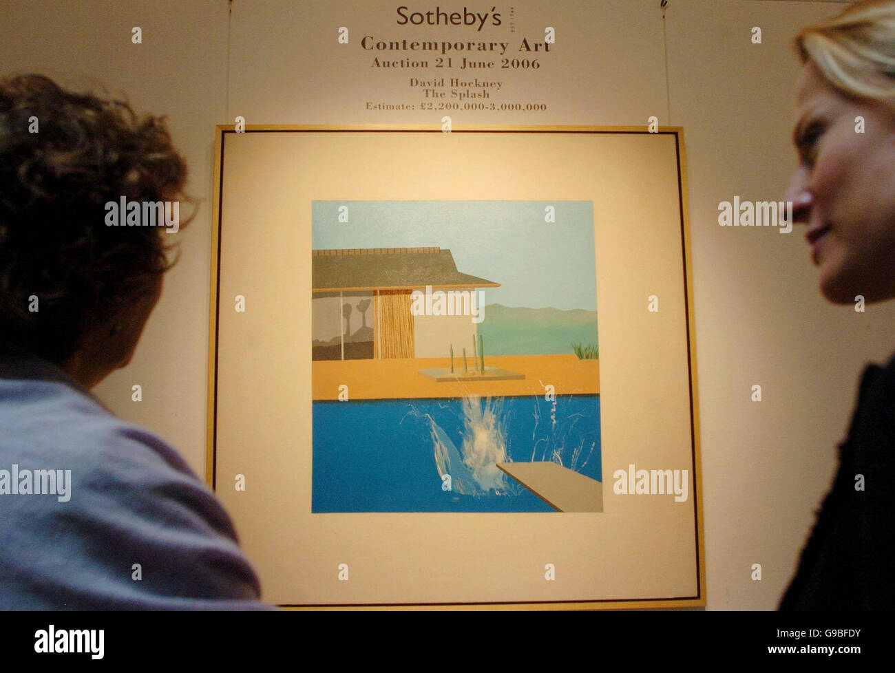 (AFP-Journalistin Ana Maria Echeverria (links) und Chairman of Contemporary Art for Sotheby's Europe Cheyenne Westphal (rechts) betrachtet den Splash des Künstlers David Hockney, der im Sotheby's im Zentrum Londons zu sehen ist. Stockfoto