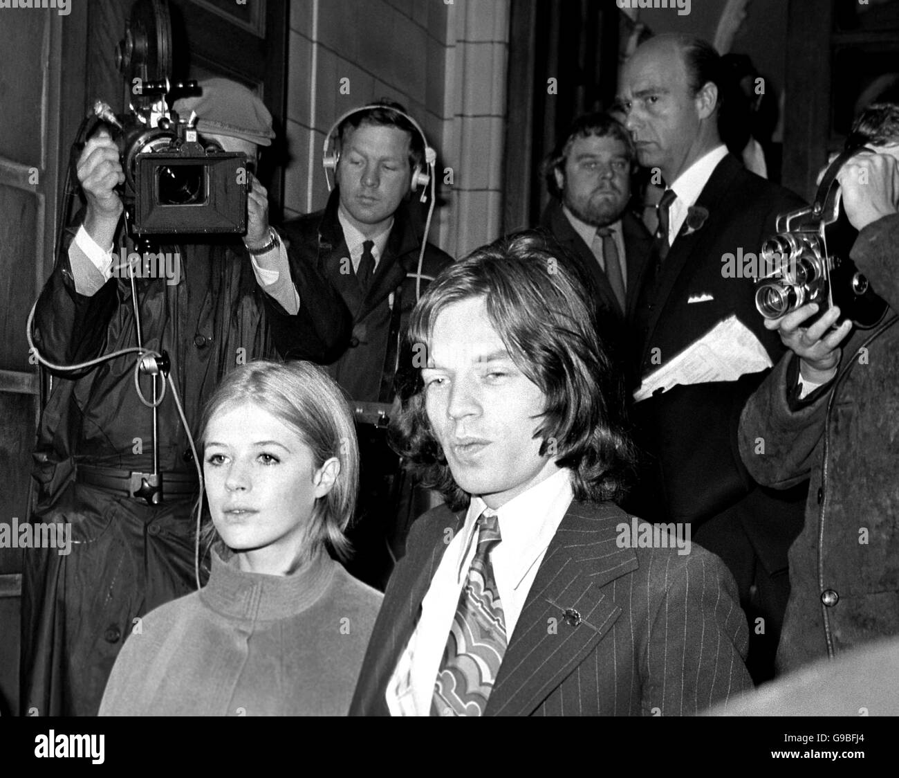 Mick Jagger, 25-jähriger Sänger bei den Rolling Stones, und seine Freundin Marianne Faithfull, nachdem sie etwa zwei Minuten lang vor dem Marlborough Street Court aufgetreten waren, wo der Fall, in dem sie wegen Cannabisbesitzes angeklagt wurden, vertagt wurde. Stockfoto