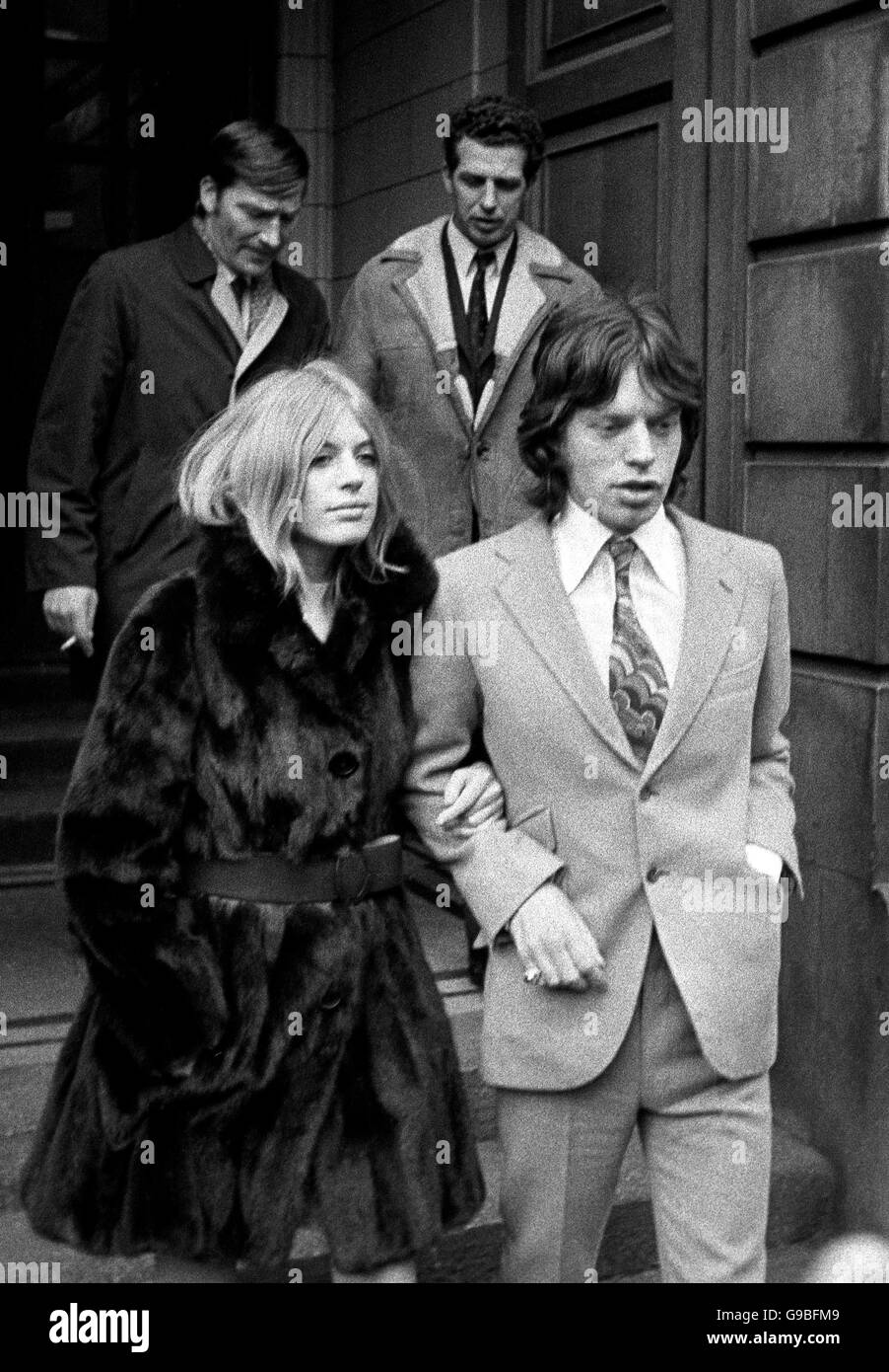 Mick Jagger, 25 Jahre alte Leadsängerin der Rolling Stones, und Marianne Faithfull, 22, in London, als sie am Marlborough Street Court auftreten sollten. Sie werden des Besitzes der Droge Cannabis in Cheyne Walk, Chelsea, London, beschuldigt. Stockfoto