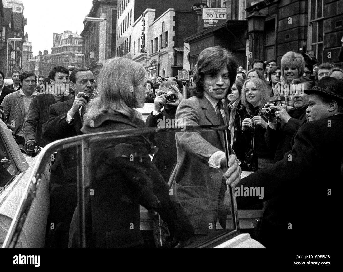 Mick Jagger von den Rolling Stones und die Schauspielerin Marianna Faithfull kommen zur erneuten Anhörung des Falles, in dem sie den Besitz von Cannabisharz bestritten haben. Stockfoto