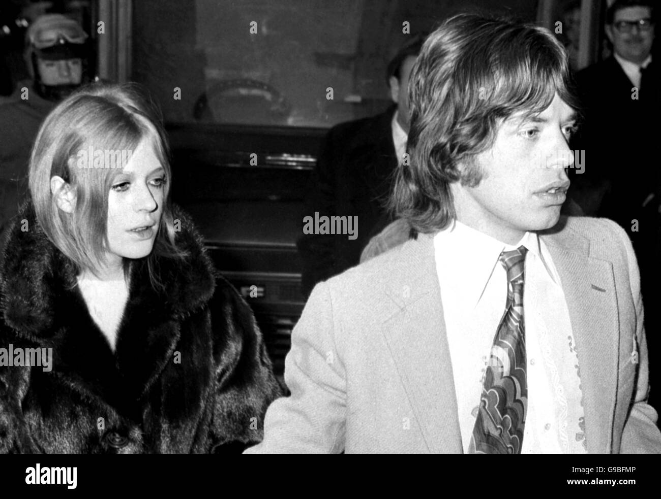 Mick Jagger, Leadsänger der Rolling Stones, und Marianne Faithfull, bevor sie im Marlborough Street Court wegen des Besitzes von Cannibis erscheinen sollten. Stockfoto