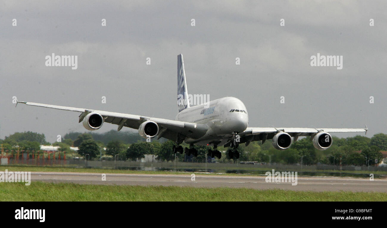 Das größte Passagierflugzeug der Welt, der riesige Airbus A380 mit 555 Sitzplätzen, landet am Londoner Flughafen Heathrow. Stockfoto