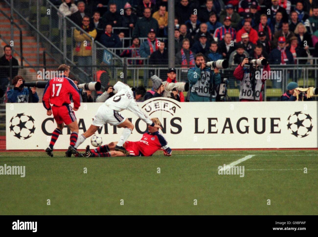 Fußball - UEFA Champions League - Gruppe C - Bayern München / Real Madrid. Fernando Redondo (Mitte) von Real Madrid wird von Thorsten Fink (L) und Stefan Effenberg (R) von Bayern München herausgefordert Stockfoto