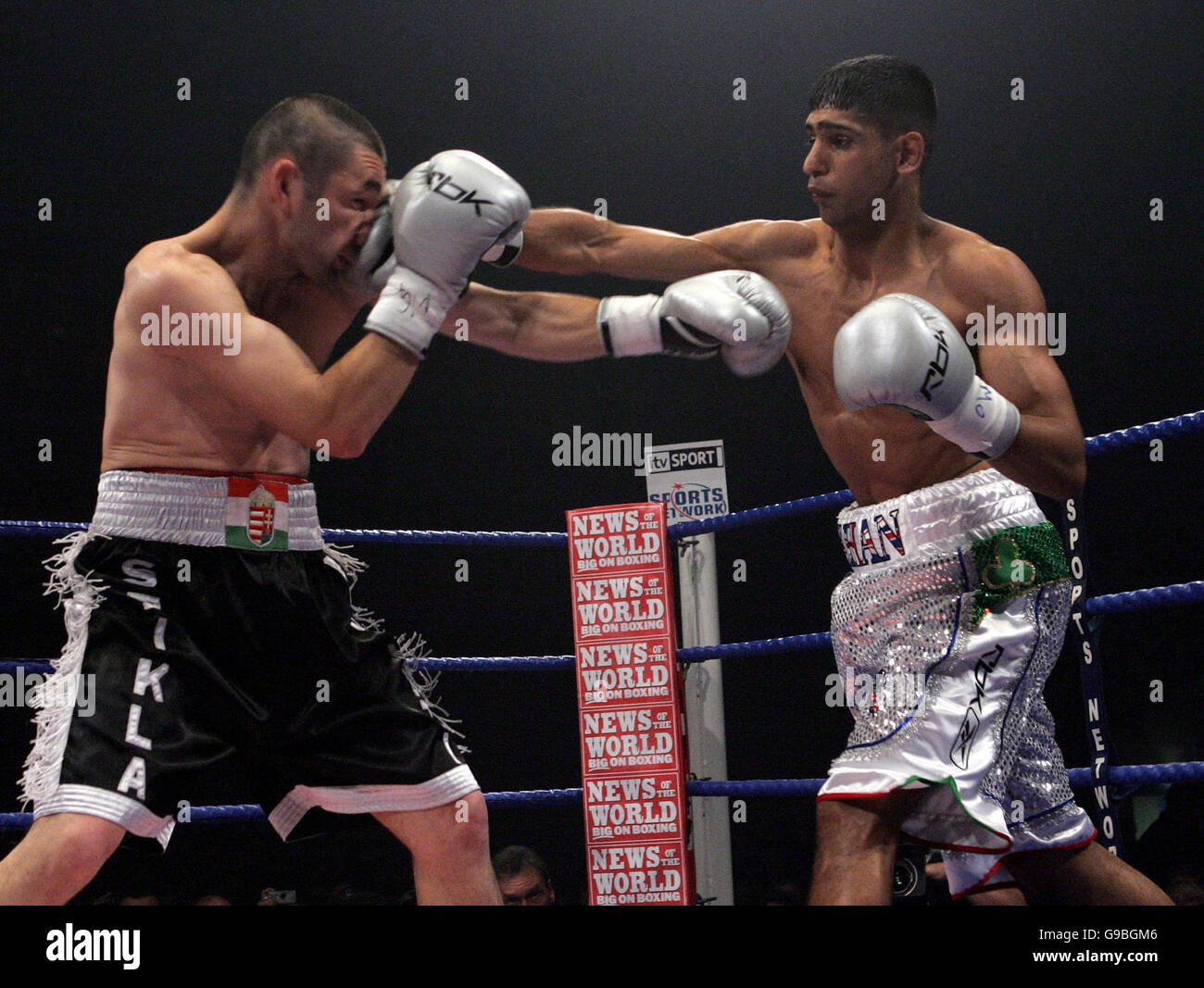 Der englische Amir Khan (R) und der ungarische Laszlo Komjathi während des Lightweight-Bout in Kings Hall, Belfast. Stockfoto