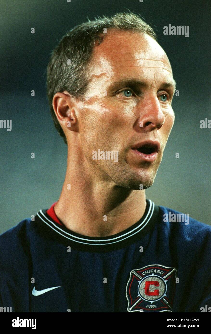 American Soccer - MLS - Spring Training 2000 - Championship Game - DC United gegen Metrostars. Bob Bradley, Trainer von Chicago Fire, überprüft beim Spring Training Championship Game zwei der Hauptrivalen seines Teams Stockfoto