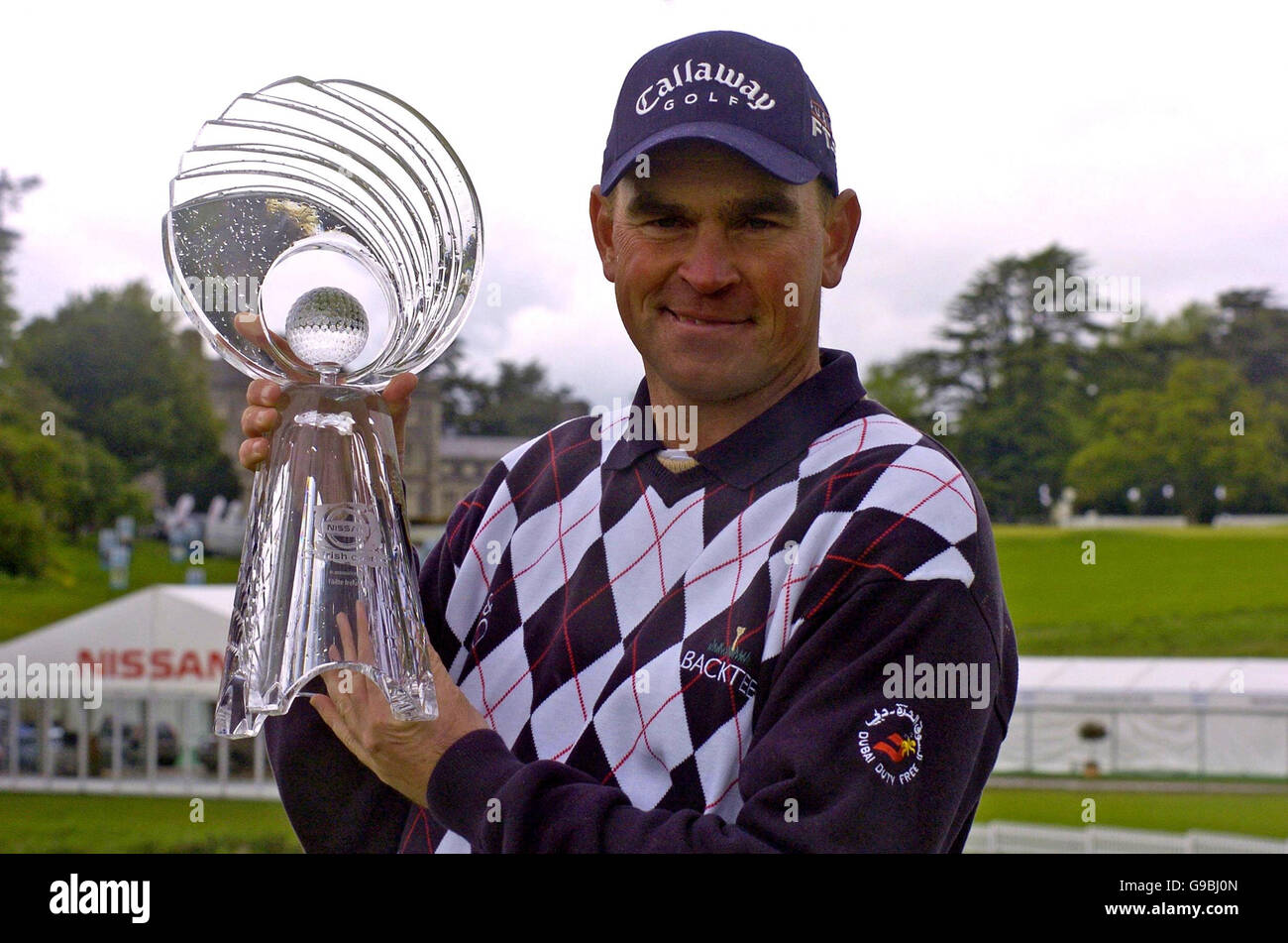 Der dänische Thomas Bjorn feiert mit seiner Trophäe nach dem Gewinn der Nissan Irish Open im Carton House, Co. Kildare, Irland. Stockfoto