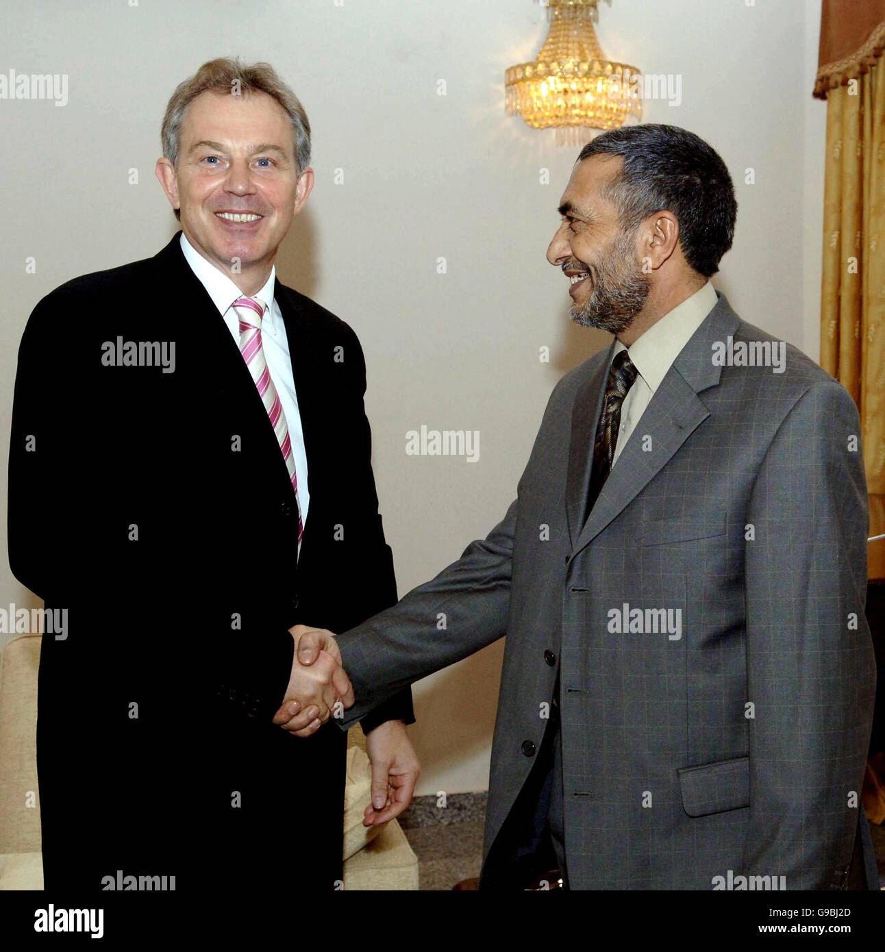 Der britische Premierminister Tony Blair (links) trifft den irakischen Parlamentspräsidenten Mahmoud al-Mashhhadani in Bagdad. Stockfoto