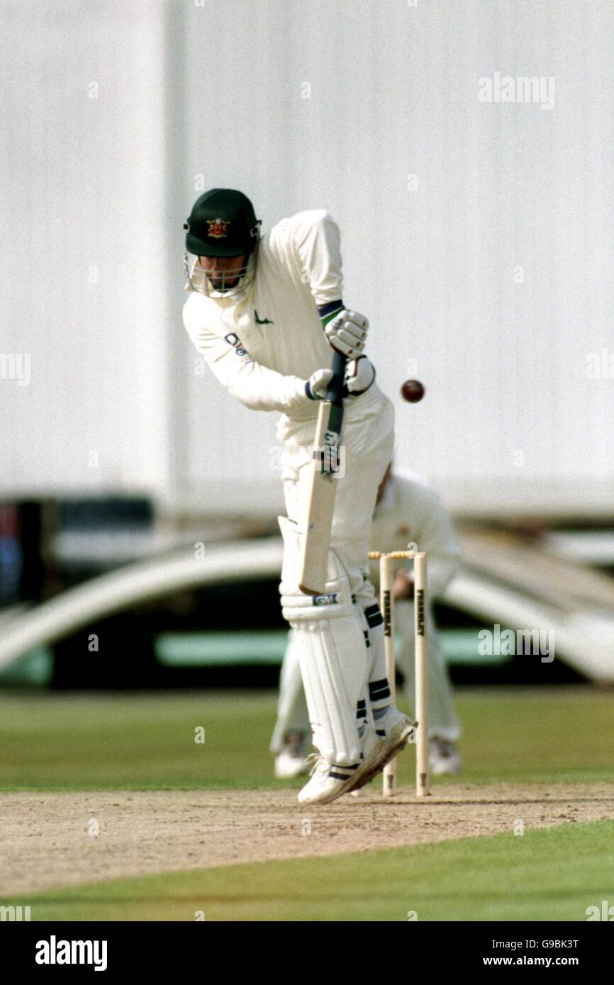 Cricket - Benson und Hedges Cup - North Group - Lancashire Lightning / Nottinghamshire Outlaws. Jason Gallian von Nottinghamshire trifft auf vier Stockfoto