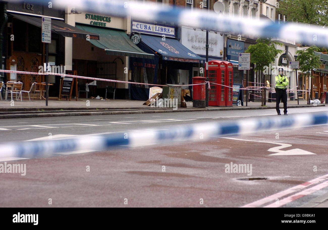 Ein Metropolitan-Polizist patrouilliert nach einer Schießerei in der Nähe von Islington Green an der Upper Street im Norden Londons. Stockfoto