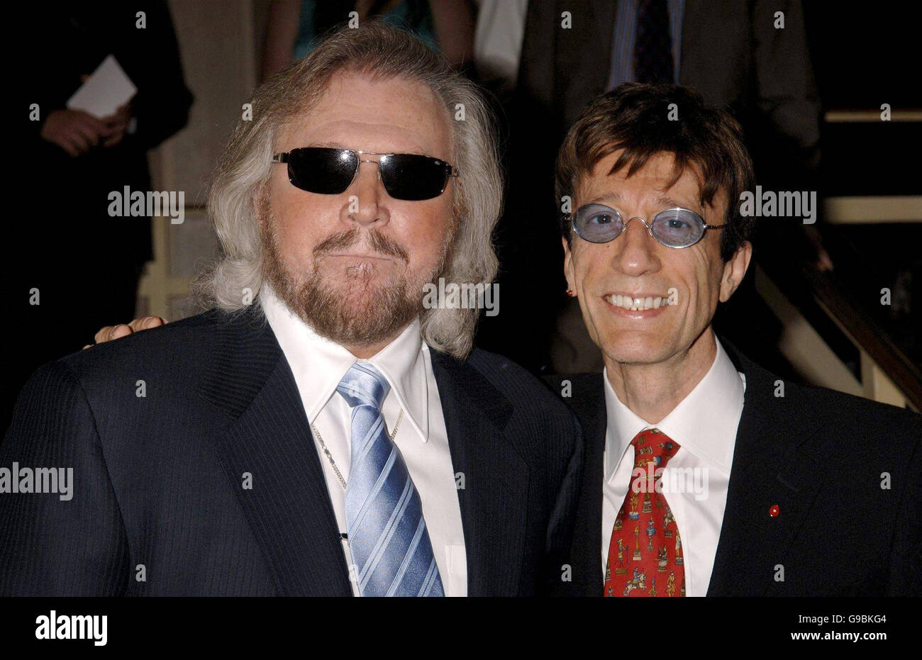 Barry Gibb (links) und Robin Gibb von den Bee Gees kommen zu den 51. Ivor Novello Awards im Grosvenor Hotel im Zentrum von London an. Stockfoto