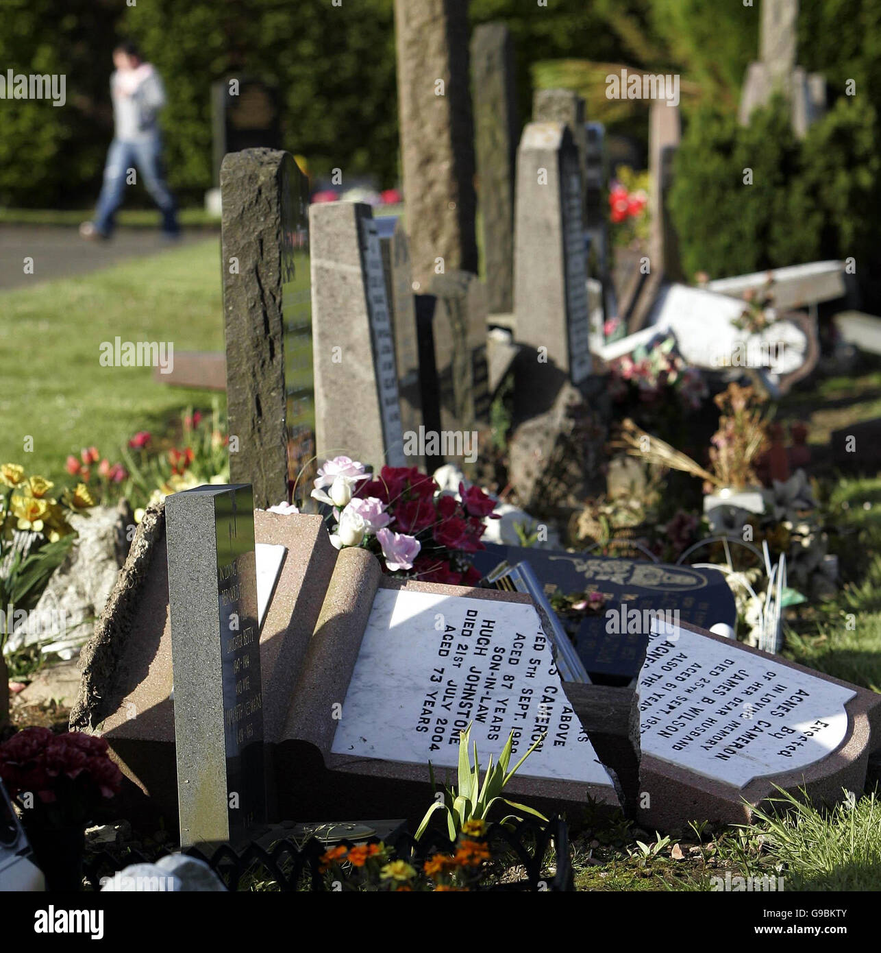 Grabsteine wurden bei einer nächtlichen Vandalismusveranstaltung auf dem Friedhof von Fauldhouse in Fauldhouse, West Lothian, umgeschlagen und beschädigt. Die Polizei brandmarkte das Verbrechen als „entsetzlich“ und sagte, dass es den Angehörigen der Vergrabenen große Not verursacht habe. Stockfoto