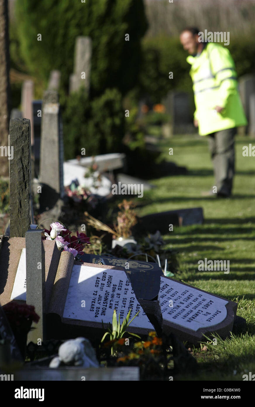 Ein Mann sieht auf, nachdem Grabsteine bei einer nächtlichen Vandalismusveranstaltung auf dem Friedhof von Fauldhouse in Fauldhouse, West Lothian, umgeschlagen und beschädigt wurden. Die Polizei brandmarkte das Verbrechen als "entsetzlich" und sagte, es habe den Angehörigen der Vergrabenen große Not verursacht. Stockfoto