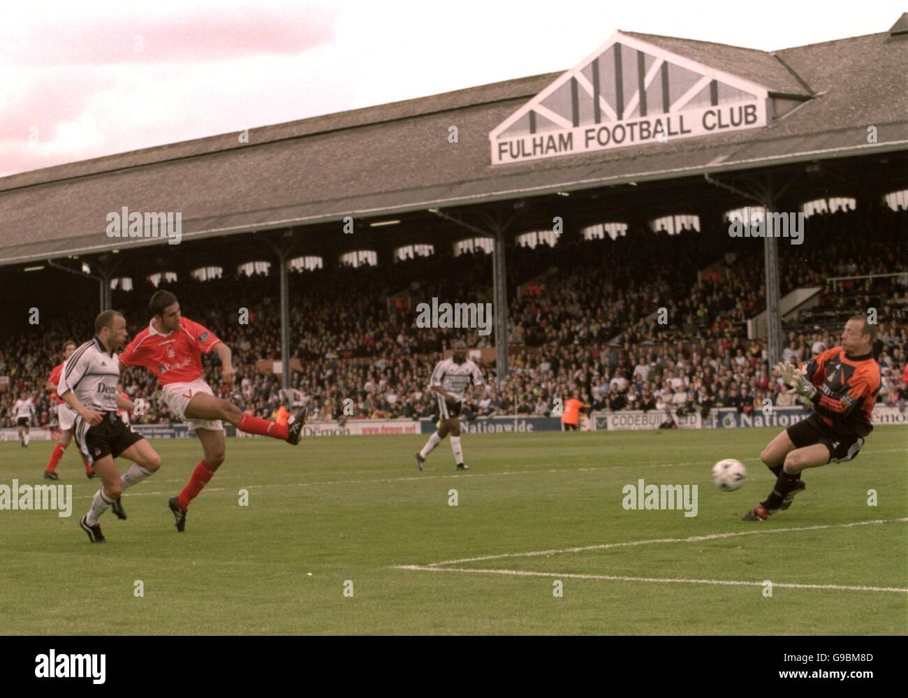 Jack Lester von Nottingham Forest (c) schlägt Fulham's Terry Phelan (l) Zum Ball, um hinter Maik Taylor (r) Stockfoto