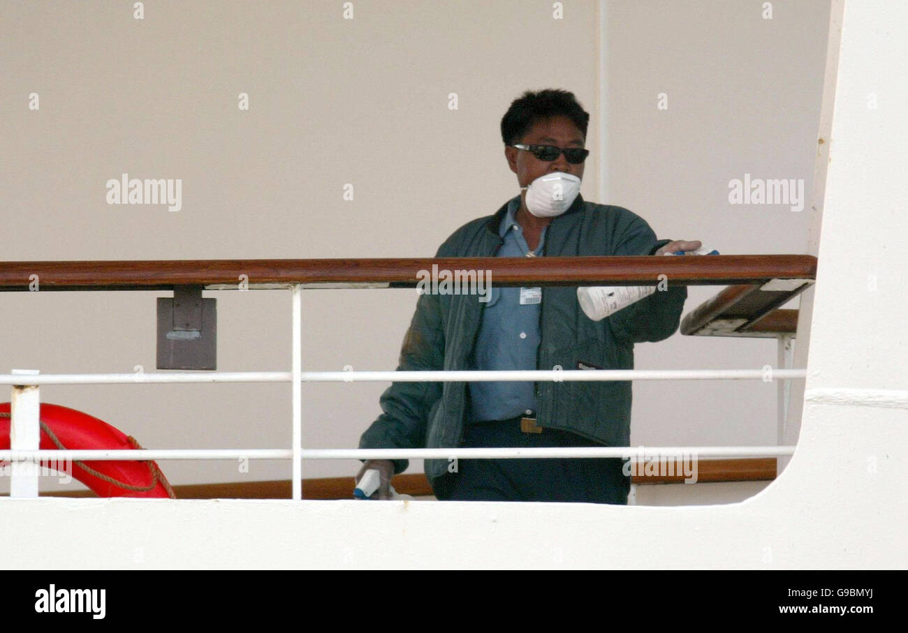 Ein Besatzungsmitglied sprüht Desinfektionsmittel um die offenen Decks an Bord des Kreuzfahrtschiffes Sea Princess in Southampton, nachdem 200 Passagiere mit einem Virus getroffen wurden. Stockfoto