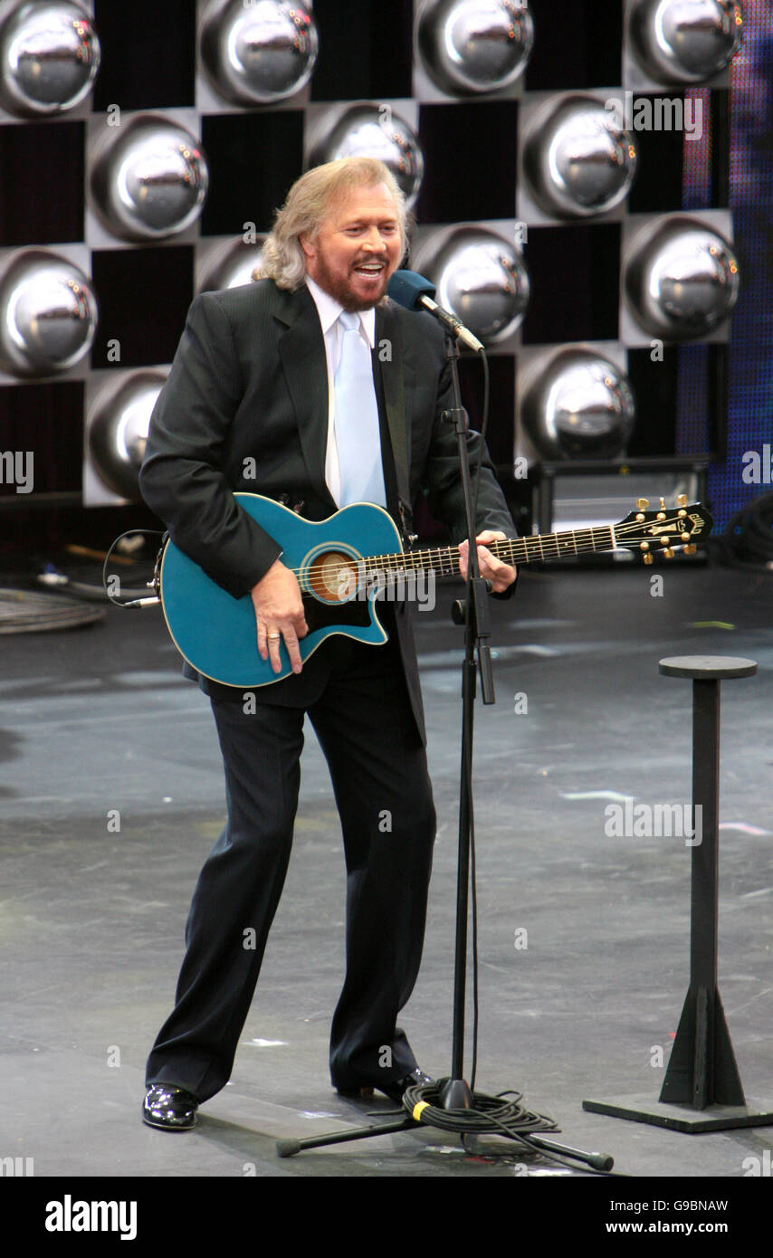 Barry Gibb von den Bee Gees tritt während des Prince's Trust 30. Geburtstags-Konzerts im Tower of London, London, auf. Stockfoto