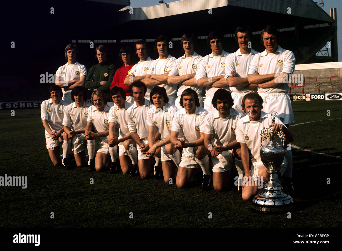 Leeds United posiert mit der League Championship Trophäe: (Back Row, l-r) Gordon McQueen, David Stewart, David Harvey, Roy Ellam, Joe Jordan, Allan Clarke, Norman Hunter, Paul Madeley, Mick Jones; (Front Row, l-r) Eddie Gray, Peter Lorimer, Terry Yorath, Trevor Cherry, Paul Reaney, Frank, Gray Cooper, Mates Billy Bates, Billy Bremner Stockfoto