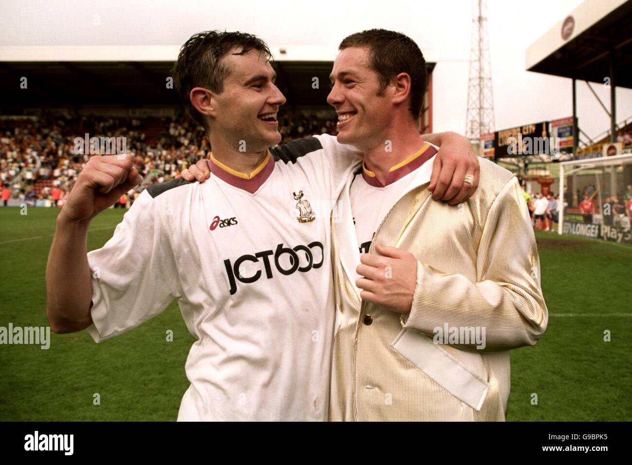 Fußball - FA Carling Premiership - Bradford City / Liverpool. David Wetherall (l.) und Matt Clarke (r.) von Bradford City feiern ihren Aufenthalt in der Premiership für eine weitere Saison Stockfoto