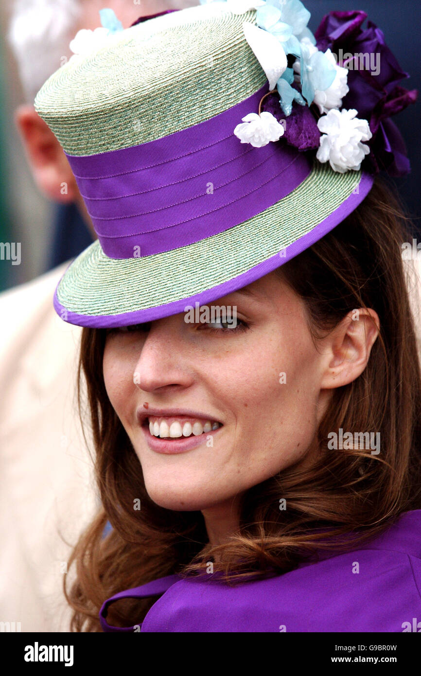 Pferderennen - Vodafone Ladies Day - Epsom Downs Racecourse. Ein Rennfahrer saugt am Ladies Day die Stimmung auf Stockfoto