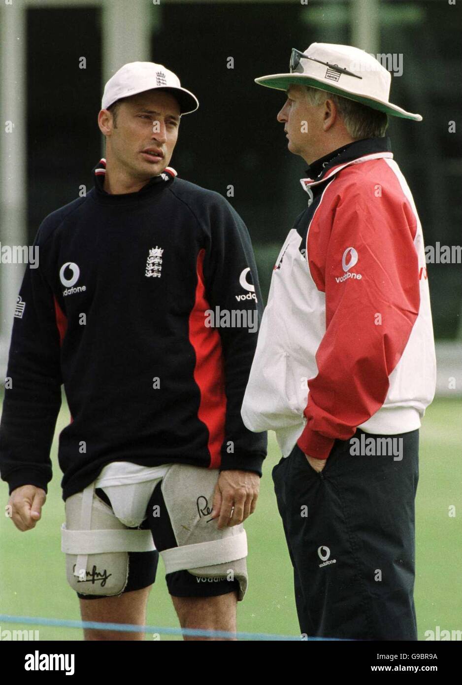 Cricket - erster Cornhill Versicherungstest - England / Simbabwe - Netze. England Kapitän Nasser Hussain (l) mit Trainer Duncan Fletcher (r) Stockfoto