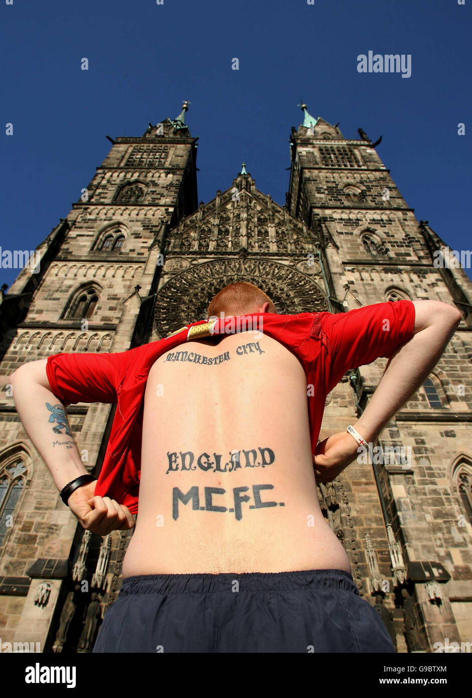 Gareth Hayes aus Manchester, England-Fan zeigt sein Tattoo außerhalb St.-Lorenz-Kirche in Nürnberg, vor dem zweiten Spiel der WM England Kampagne gegen Trinidad und Tobago am Donnerstag. Stockfoto