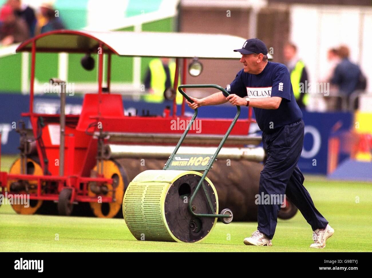 Nach heftigem Regen wird der Platz auf der Trent Bridge von den Bodensängern für das zweite Spiel des Cornhill Insurance Test zwischen England und Simbabwe vorbereitet Stockfoto