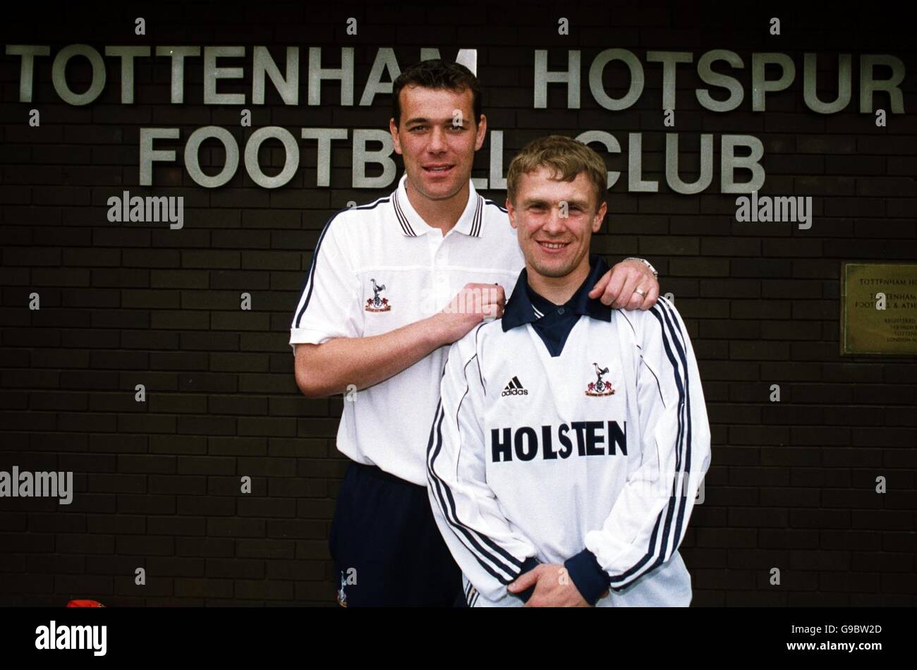 Fußball - FA Carling Premiership - Tottenham Hotspur Pressekonferenz. L-R: Neuverpflichtungen Neil Sullivan und Sergei Rebrov außerhalb ihres neuen Clubs Stockfoto